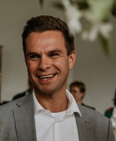 Stijn Metz, Full Stack Developer, in pak.